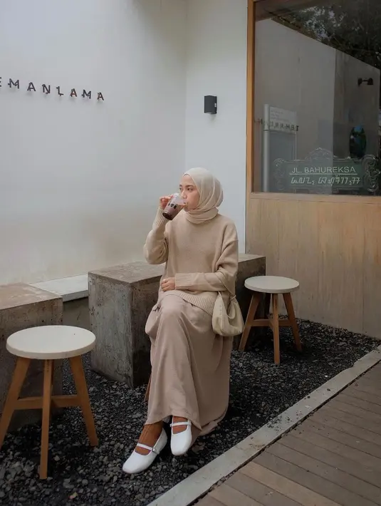 <p>Sweater knit berwarna cream sangat cocok dipadukan dengan rok berwarna senada.&nbsp;(instagram/nisacookie)</p>