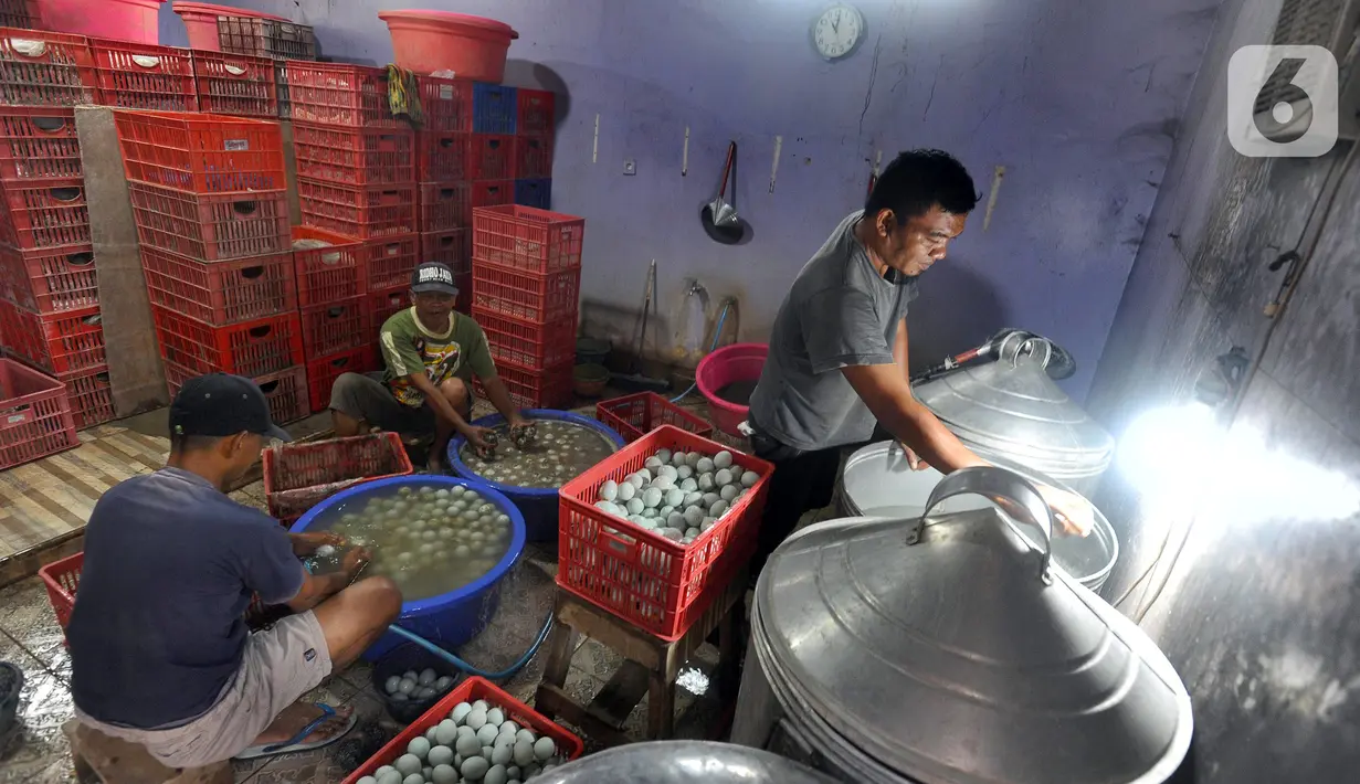 Telur asin Brebes bermula dari tradisi warga keturunan Tionghoa dalam mengawetkan bahan makanan, termasuk telur. Kemudian, telur asin Brebes juga dikenal sebagai ikon makanan khas daerah setelah dikomersialkan sejak tahun 1950-an. (merdeka.com/Arie Basuki)