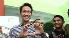 Aktor Tora Sudiro membentuk tanda love dengan tangannya saat keluar dari Rumah Sakit Ketergantungan Obat (RSKO) Cibubur, Jakarta, Senin (14/8). Setelah sepekan berada di RSKO, Tora Sudiro mendapat penangguhan penahanan. (Liputan6.com/Herman Zakharia)