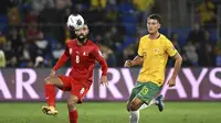 Aksi bek Timnas Australia, Alessandro Circati saat menghadapi Bahrain pada matchday pertama Grup C Ronde 3 Kualifikasi Piala Dunia 2026 zona Asia. (Dave Hunt/AAP Image via AP)