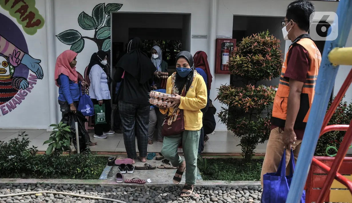 Warga membeli bahan pangan dari Program Pangan Bersubsidi di RPTRA Permata Intan, Bidara Cina, Jakarta Timur, Rabu (9/2/2022). Program Pangan Bersubsidi ini bagi warga pemegang KJP Plus, lansia, penyandang disabilitas, buruh ber-KTP DKI, dan guru non PNS. (merdeka.com/Iqbal S Nugroho)