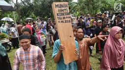 Warga membawa papan nama saat pemakaman korban kecelakaan Tanjakan Emen di Tempat Pemakaman Umum (TPU) Legoso, Tangerang Selatan, Banten, Minggu (11/2). Pengurusan jenazah dilakukan di RSUD Tangsel. (Liputan6.com/JohanTallo)