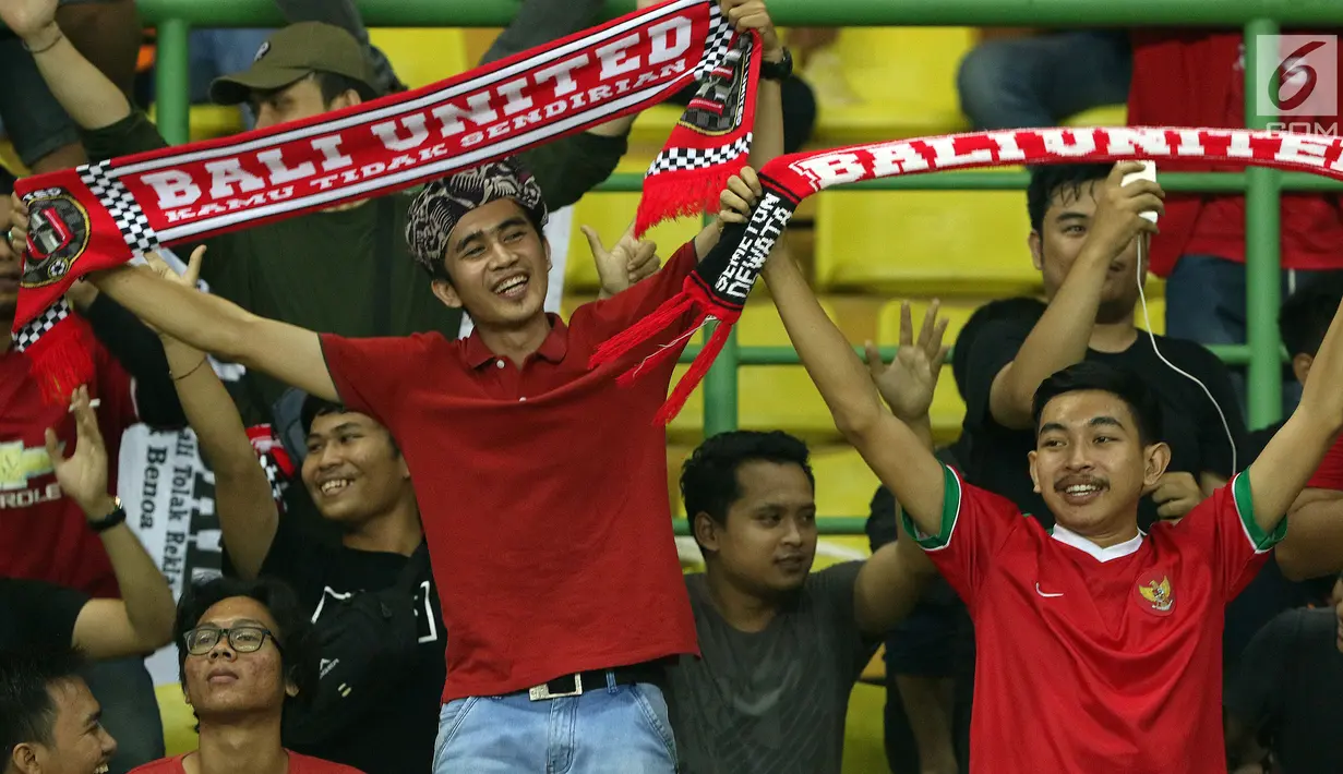 Suporter tim Serdadu Tridatu membentangkan syal jelang menyaksikan laga Persija melawan Bali United di Stadion Patriot Candrabhaga, Bekasi, Minggu (21/5). Laga kedua tim berakhir imbang 0-0. (Liputan6.com/Helmi Fithriansyah)