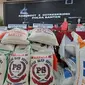 Kepolisian Daerah Banten (Polda Banten) mengamankan sebanyak 350 ton beras milik Perum Bulog yang diduga dioplos. (Siti Ayu Rachma/Merdeka.com)