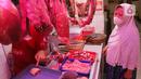 Seorang ibu membeli daging di Pasar Santa, Jakarta, Kamis (8/12/2022). Harga bahan pokok dari sejumlah komoditas seperti cabai, bawang, daging, ayam, beras dan telur, mulai mengalami kenaikan di awal bulan Desember menjelang Natal dan Tahun Baru 2023. (Liputan6.com/Herman Zakharia)