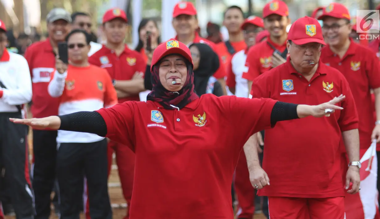 Aparatur Sipil Negara (ASN) Kementerian Dalam Negeri beradu cepat saat lomba balap kelereng di Lapangan Banteng, Jakarta, Jumat (2/8/2019). Kemendagri dan Badan Nasional Pengelola Perbatasan (BNPP) memecahkan 2 rekor MURI untuk menyemarakkan peringatan HUT RI ke-74. (Liputan6.com/Angga Yuniar)