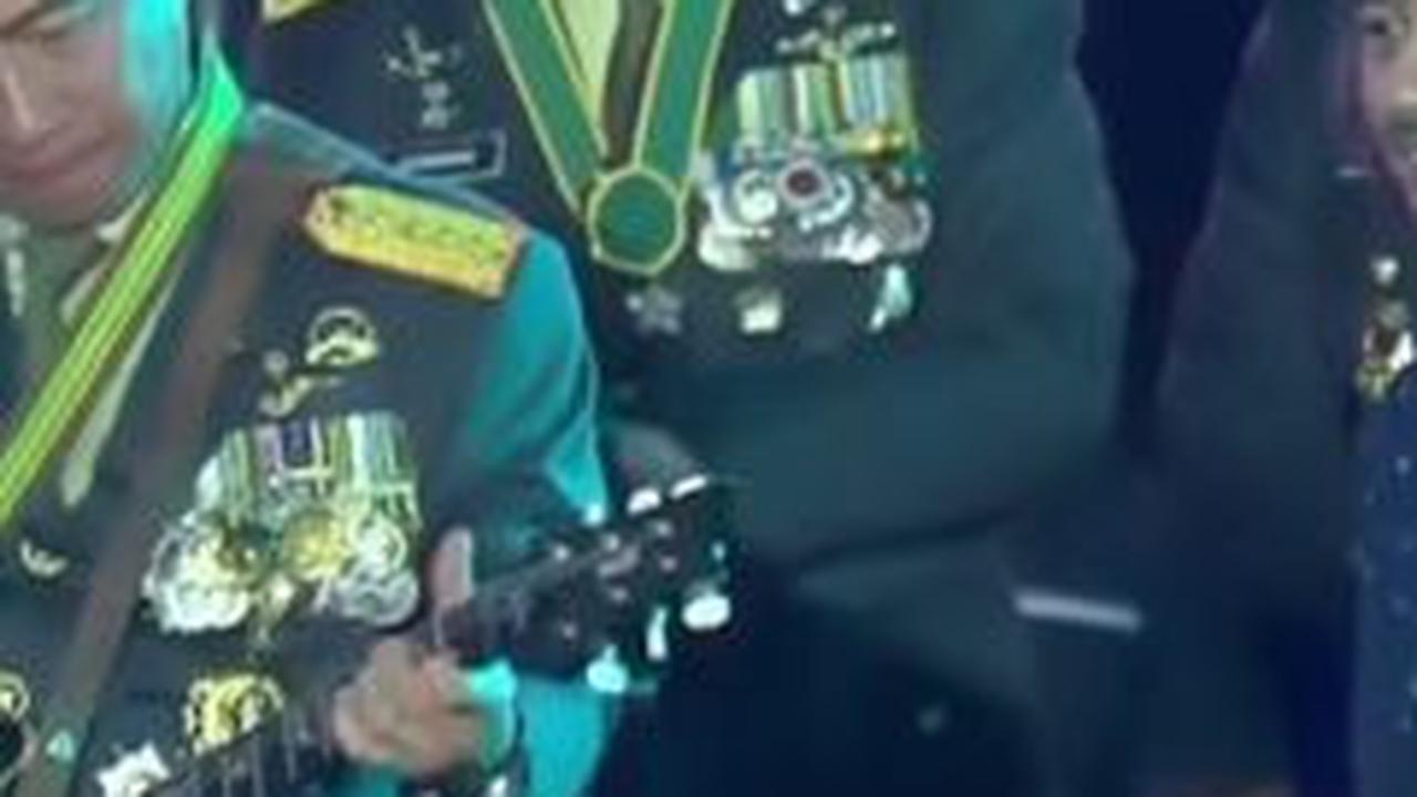 Sementara itu, Panglima TNI asyik memainkan gitar bersama Dewa Budjana.