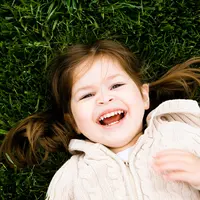 Ternyata orang yang bahagia termasuk anak juga akan terstimulasikan otaknya sehingga akan terus berupaya menjadi diri yang positif dan memanfaatkan kecerdasan untuk hal yang positif dan baik (Foto: Unsplash.com/Jose Ibarra)