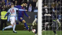 Pemain Barcelona, Andre Gomez, berusaha melepaskan tendangan ke gawang Celta Vigo pada laga leg pertama 16 besar Copa del Rey, di Balaidos Stadium, Jumat (5/1/2018) dini hari WIB. (AP/Lalo R Villar).