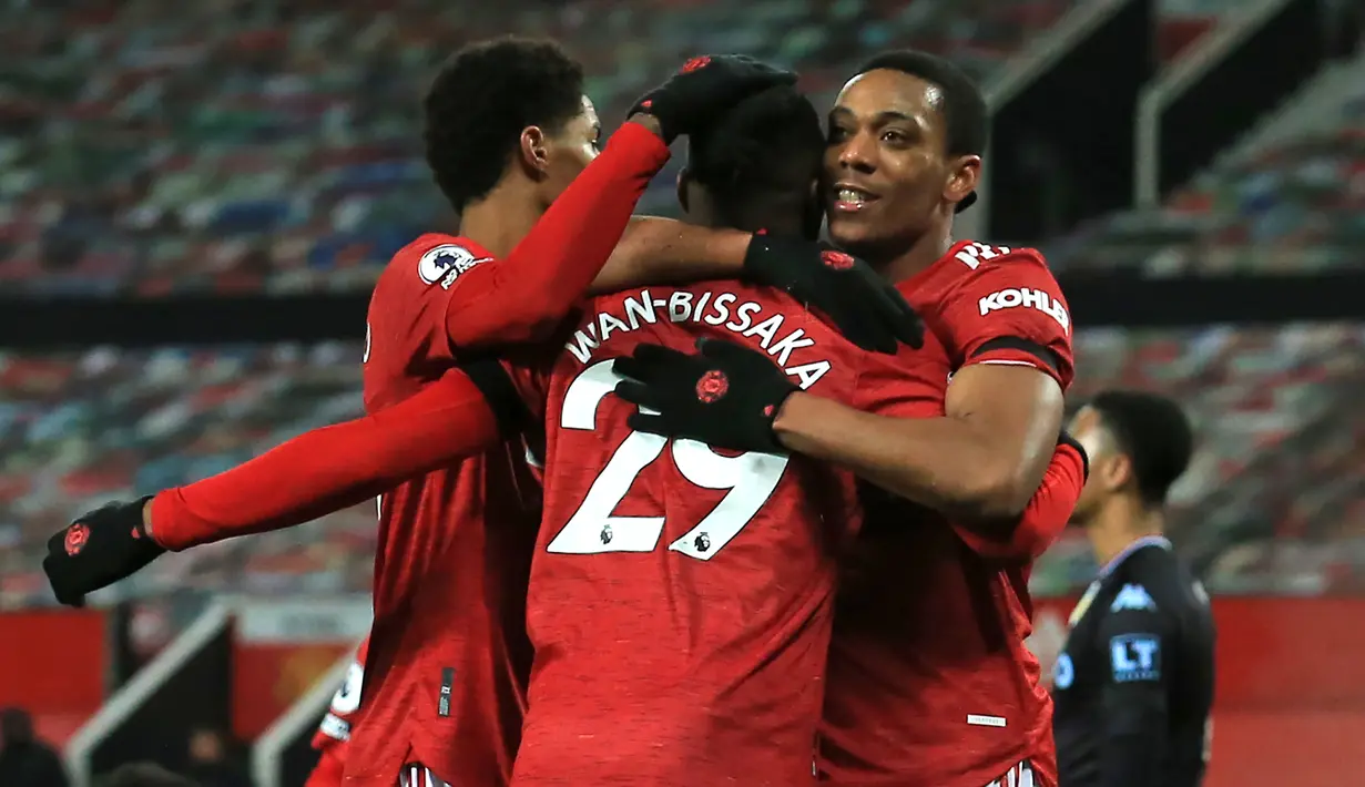 Striker Manchester United, Anthony Martial (kanan) melakukan selebrasi bersama rekan setim usai mencetak gol ke gawang Aston Villa dalam laga lanjutan Liga Inggris 2020/21 pekan ke-17 di Old Trafford, Jumat (1/1/2021). Manchester United menang 2-1 atas Aston Villa. (AFP/Lindsey Parnaby/Pool)