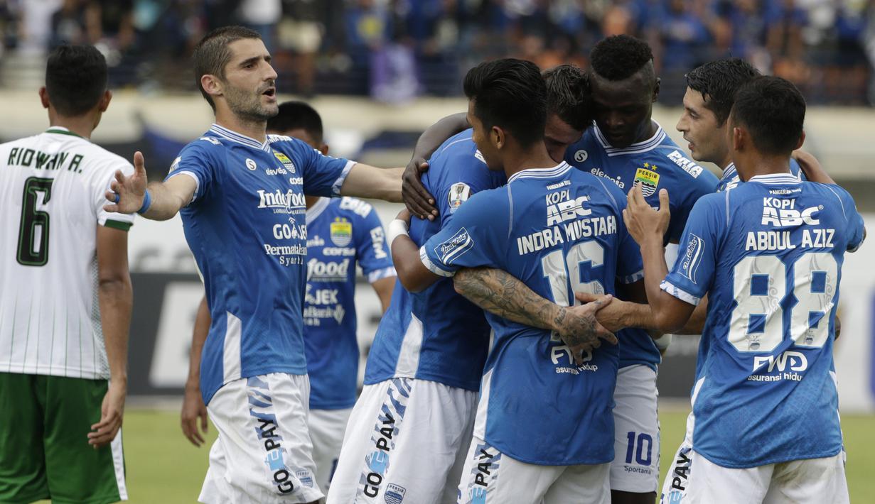 Pemain Persib Bandung merayakan gol yang dicetak oleh Ezechiel Ndouasel ke gawang Persiwa Wamena pada laga Piala Indonesia di Stadion Si Jalak Harupat, Bandung, Senin (11/2). Persib menang 7-0 atas Persiwa. (Bola.com/M Iqbal Ichsan)