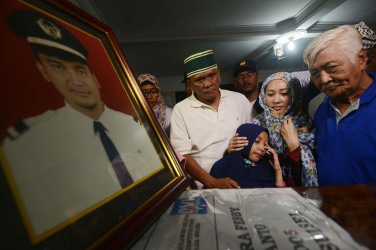 Isak tangis dan takbir iringi kedatangan jenazah Co Pilot Aviastar