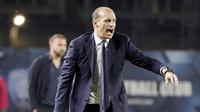 Pelatih Juventus, Massimiliano Allegri, memeberi arahan kepada anak asuhnya saat melawan Empoli pada pekan ke-36 Liga Italia 2022/2023 di Stadio Carlo Castellani, Senin (22/5/2023). Juve kalah telak 1-4 dari Empoli. (Marco Bucco/LaPresse via AP)