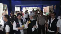 Ketua BPOM menunjukkan kosmetika palsu saat melakukan penggerebekan ke sebuah pabrik di Tambora, Jakarta Barat, Selasa (15/5/2018). (Foto: Dok. BPOM)