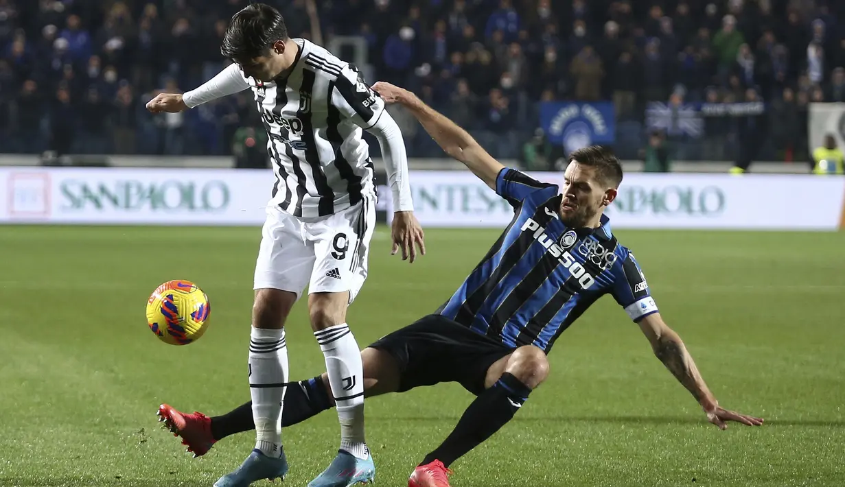 Penyerang Juventus Alvaro Morata berebut bola dengan bek Atalanta Rafael Toloi pada pekan ke-25 Liga Italia 2021-2022 di Gewiss Stadium, Senin (14/2/2022). Juventus bermain imbang 1-1 dengan tuan rumah Atalanta. (Spada/LaPresse via AP)