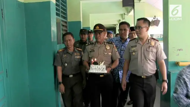 Menyambut Hari Pendidikan Nasional, anggota polisi dan TNI beri kejutan pada guru juga murid di sekolah.