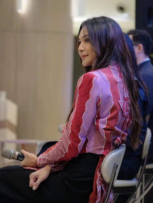 Dalam memperingati world hypertension day, istri Deva Mahenra itu tampak menawan mengenakan batik side cut blazer motif megamendung dan stripes dari Wilsen Willim.