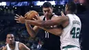 Pemain Boston Celtics, Al Horford #42 mencoba menghentikan laju pemain pemain Brooklyn Nets,  Brook Lopez #11 pada laga NBA preseason basketball game, Boston, Selasa (18/10/2016) WIB. (AP/Charles Krupa)