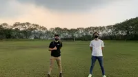 CEO AYO Indonesia Samuel Hadeli (Kiri-Hitam) dan COO AYO Indonesia Joe Raimundus (Kanan-Putih). (Istimewa)