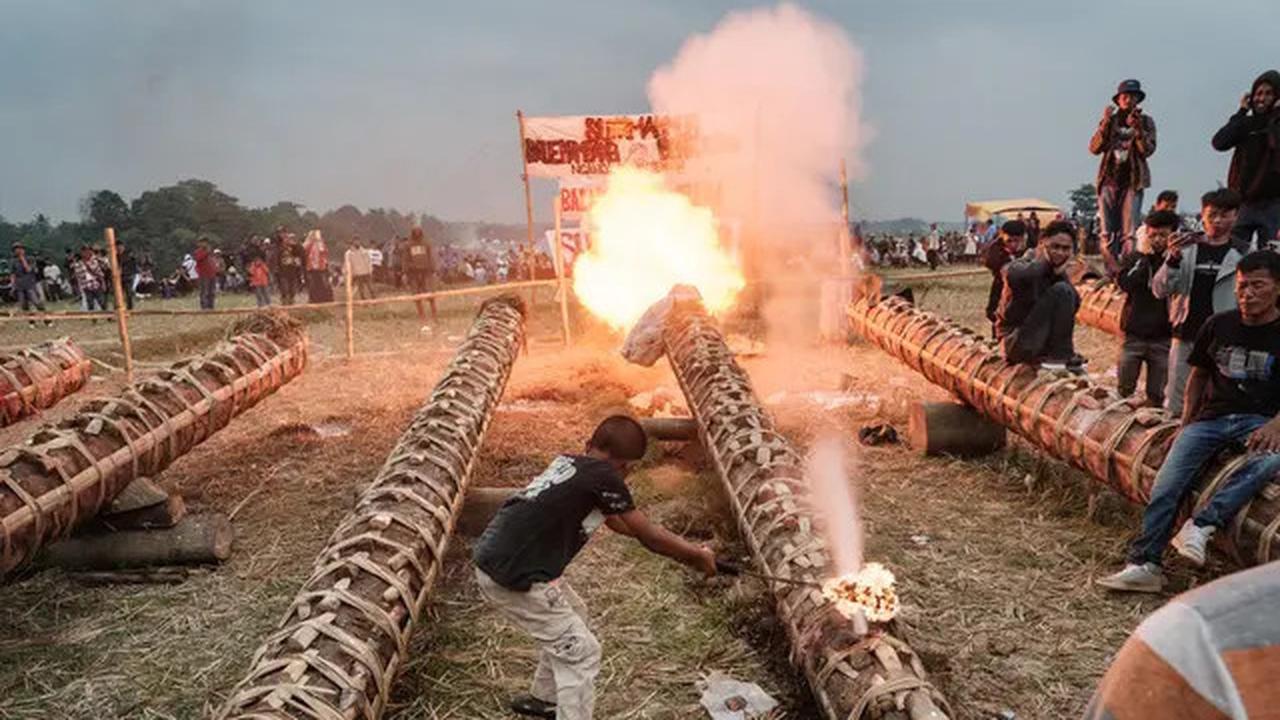 Adu Dentuman Meriam Karbit di Festival Kuluwung Meriahkan Libur Lebaran 2025