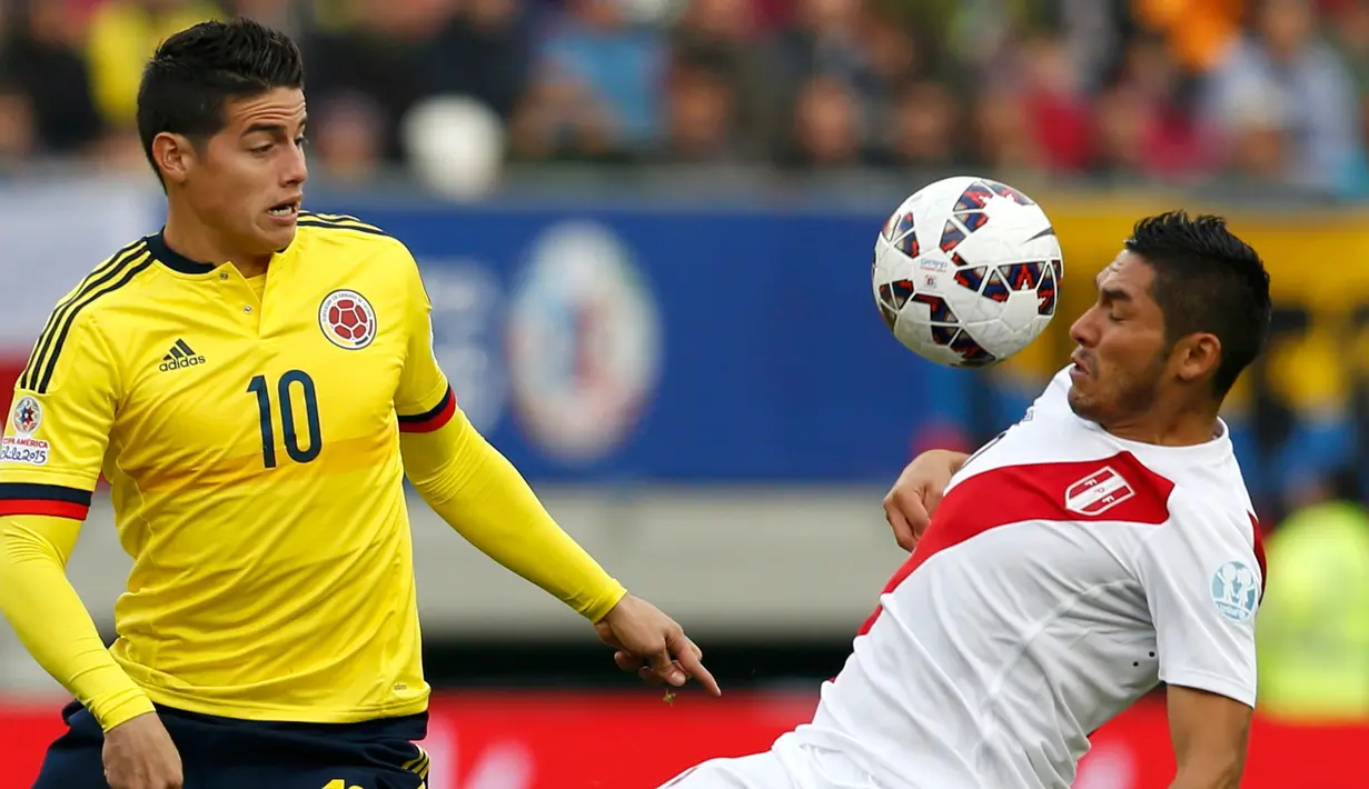 Gelandang Peru, Joel Sanchez (kanan) mengontrol bola dari kejaran James Rodriguez di pertandingan Copa Amerika 2015 di Stadion Municipal Bicentenario, Chili, (22/6/ 2015). Peru bermain imbang 0-0 atas Kolombia. (REUTERS/Carlos Garcia Rawlins)