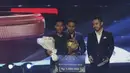 Pemain Bali United, Fadil Sausu, menerima penghargaan sebagai pemain terbaik pada Indonesian Soccer Awards 2019 di Studio Indosiar, Jakarta, Jumat (10/12). Acara ini diadakan oleh Indosiar bersama APPI. (Bola.com/M Iqbal Ichsan)