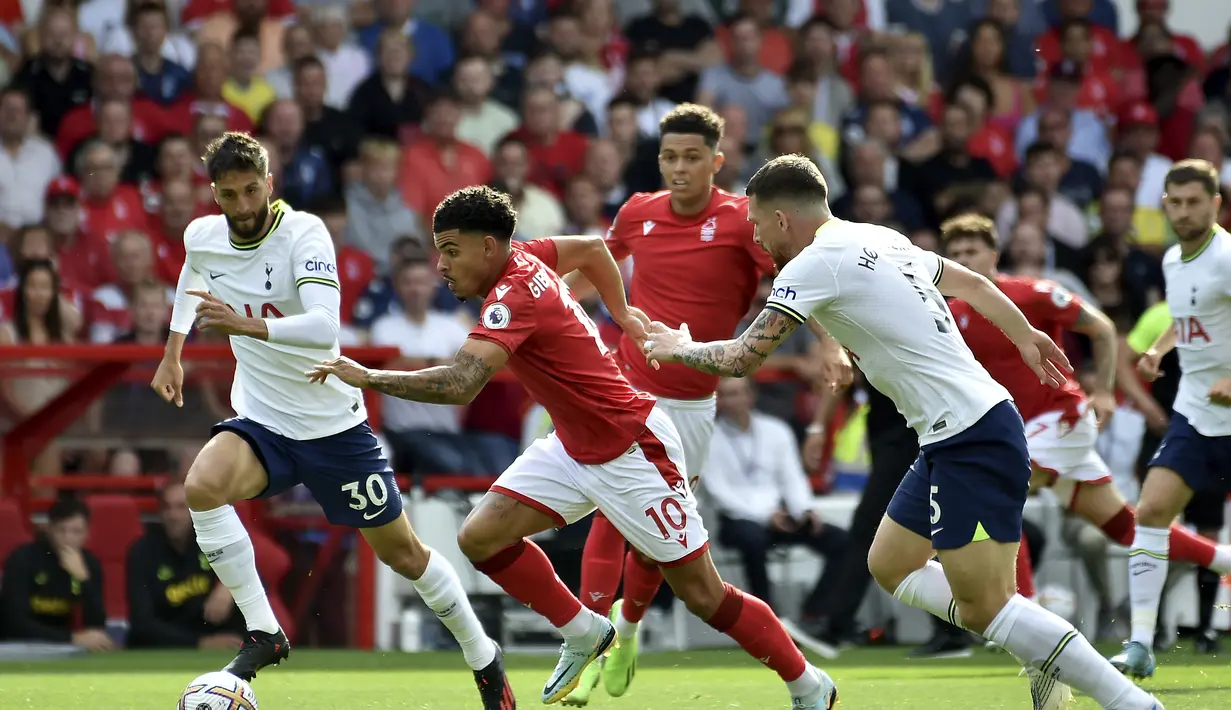 Pemain Nottingham Forest, Morgan Gibbs-White membawa bola saat bertanding melawan Tottenham pada pertandingan lanjutan Liga Inggris di di stadion City Ground di Nottingham, Inggris, Minggu (28/8/2022). Tottenham menang atas Nottingham Forest 2-0. (AP Photo/Rui Vieira)