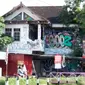 Sebuah rumah kosong terbengkalai di kawasan Selokan Mataram, Jalan Affandi, Gejayan Depok Sleman, Daerah Istimewa Yogyakarta ini kerap diduga berhantu. (dok. Evi Nur Afiah)