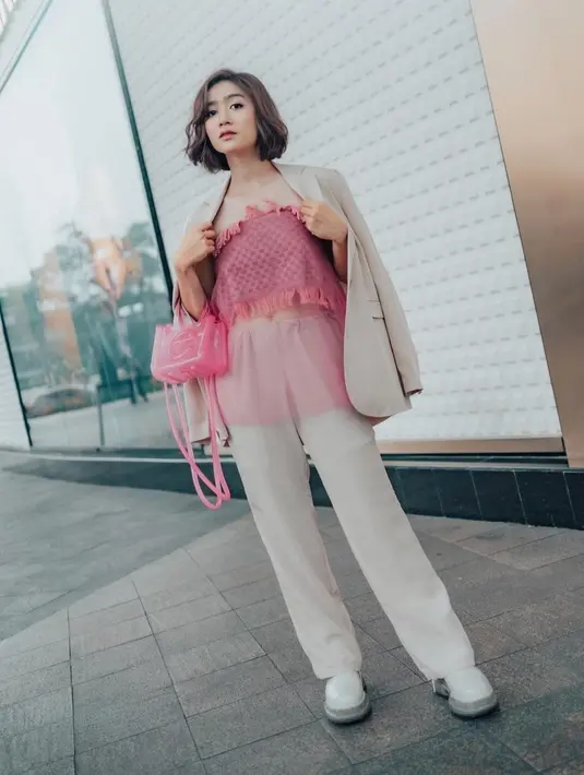 Terbaru, Febby Rastanty membagikan potret barunya tampil anggun dalam balutan baju berwarna pink yang dipadukan dengan blazer dan pants nude