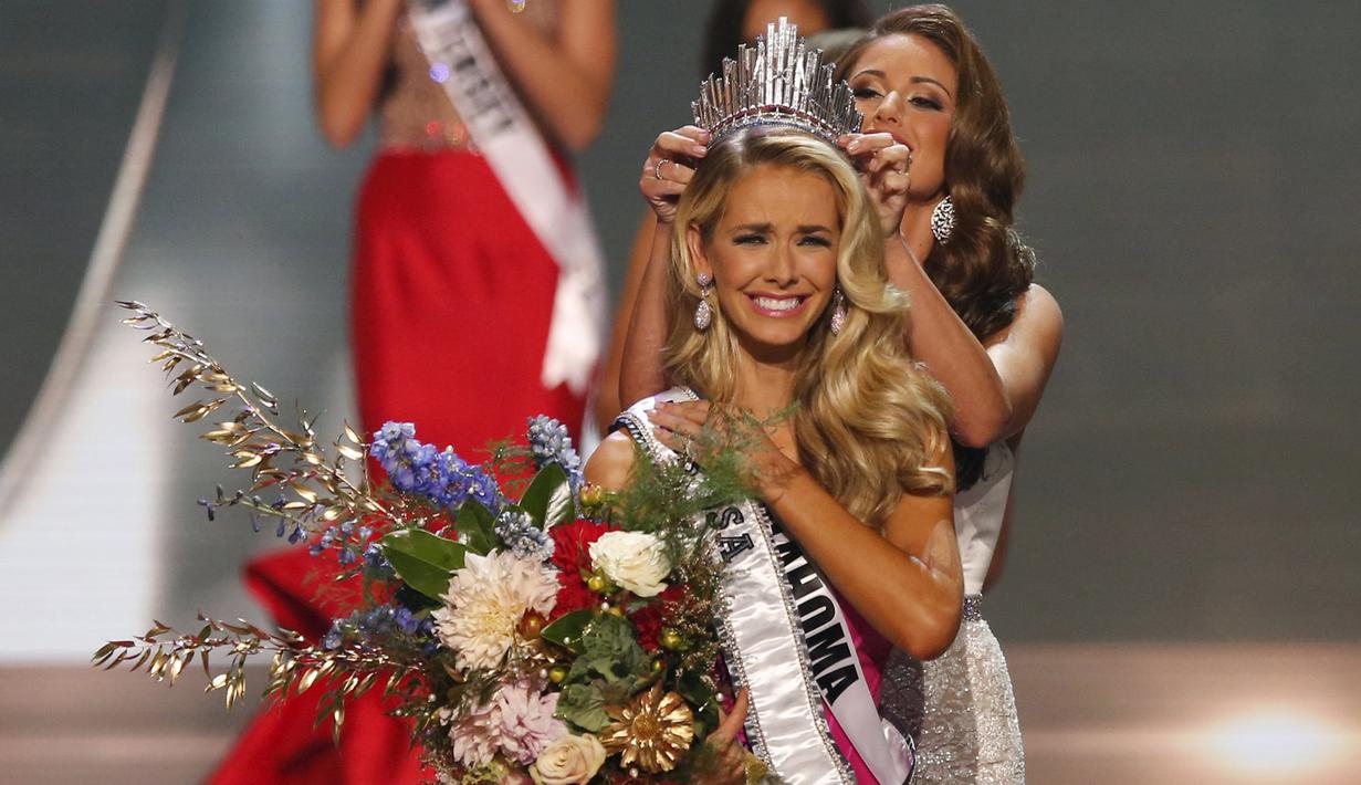 Miss USA 2014 Nia Sanchez saat memasangkan mahkota kepada Olivia Jordan dari Oklahoma usai dinobatkan sebagai Miss USA 2015 setelah memenangkan kontes kecantikan tersebut di Baton Rouge, Louisiana, Minggu (12/7/2015). (REUTERS/Adrees Latif)
