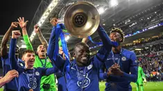 N'Golo Kante dinobatkan sebagai Gelandang terbaik di Liga Champions 2020/2021. Kontribusinya di lini tengah berhasil mengantarkan Chelsea sebagai juara Liga Champions musim itu. Kante berhasil mengoleksi 263 poin dari pemungutan suara tersebut. (Foto: AFP/Pool/David Ramos)