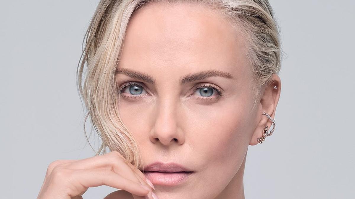 Pesona Awet Muda Charlize Theron Jadi Wajah Baru Dior Capture