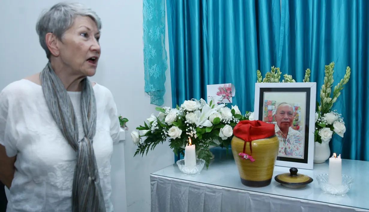 Selama ini, ia melihat perjuangan suaminya demi menyembuhkan penyakit jantung dan komplikasi yang didertianya. Dengan demikian, sang suami telah terbebas dari penyakitnya. (Nurwahyunan/Bintang.com)