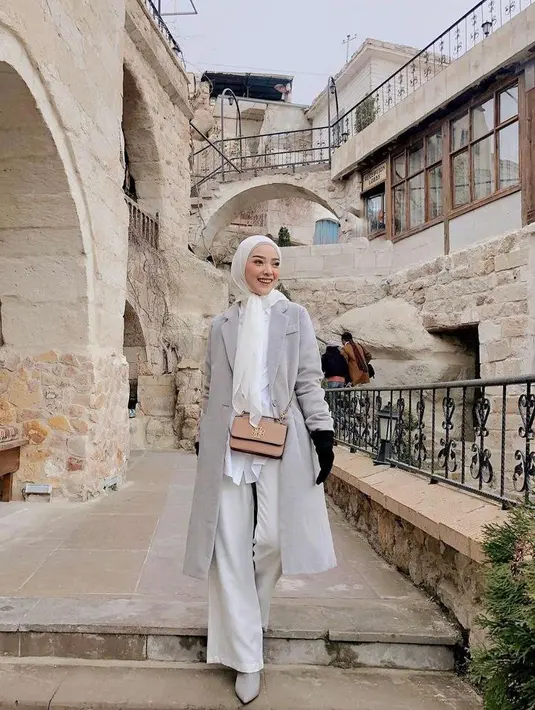 Cocok untuk liburan, padukan long coat dengan kemeja dan celana kulot warna putih. Modis abis! (Instagram/intansugih).