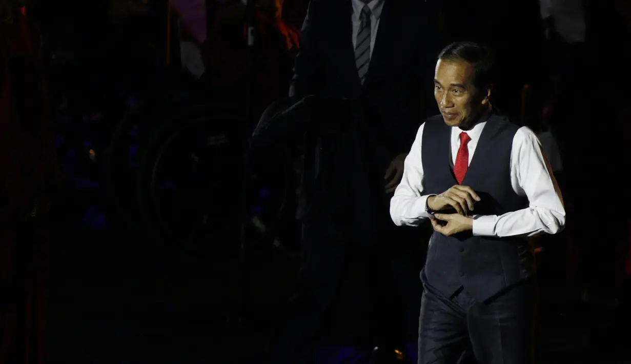 Presiden Indonesia, Joko Widodo, saat pembukaan Asian Para Games di SUGBK, Jakarta, Sabtu (06/10/2018). Acara tersebut dimeriahkan dengan aksi para penyandang disabilitas. (Bola.com/M Iqbal Ichsan)