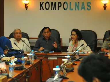 Panitia Seleksi Komisioner Kompolnas mengumumkan perpanjangan pendaftaran calon anggota Kompolnas di Jakarta, Senin (15/2). Masa penerimaan calon komisioner lembaga pengawas kepolisian itu diperpanjang hingga 29 Februari 2016. (Liputan6.com/Faisal R Syam)