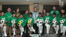 Menpora Imam Nahrawi berpose bersama dengan delapan pemain terbaik MILO Football Championship 2018 di Rumah Dinas Menteri Pemuda dan Olahraga Republik Indonesia, Jakarta (5/10). (Liputan6.com/Rizky)