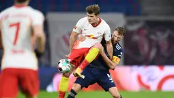 Penyerang RB Leipzig, Alexander Sorloth, berebut bola dengan bek Union Berlin, Marvin Friedrich, pada laga lanjutan Liga Jerman di Red Bull Arena Stadium, Kamis (21/1/2020) dini hari WIB. RB Leipzig menang tipis 1-0 atas Union Berlin. (AFP/Annegret Hilse/pool)