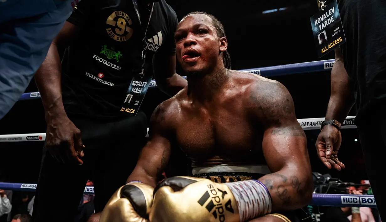 Ekspresi petinju Inggris Anthony Yarde setelah kehilangan gelar juara kelas berat ringan WBO dalam pertarungan melawan petinju Rusia Sergey Kovalev di Chelyabinsk, Rusia, Sabtu (24/8/2019). Kovalev mempertahankan gelar juara kelas berat ringan WBO setelah merobohkan Yarde. (AP Photo/Anton Basanayev)
