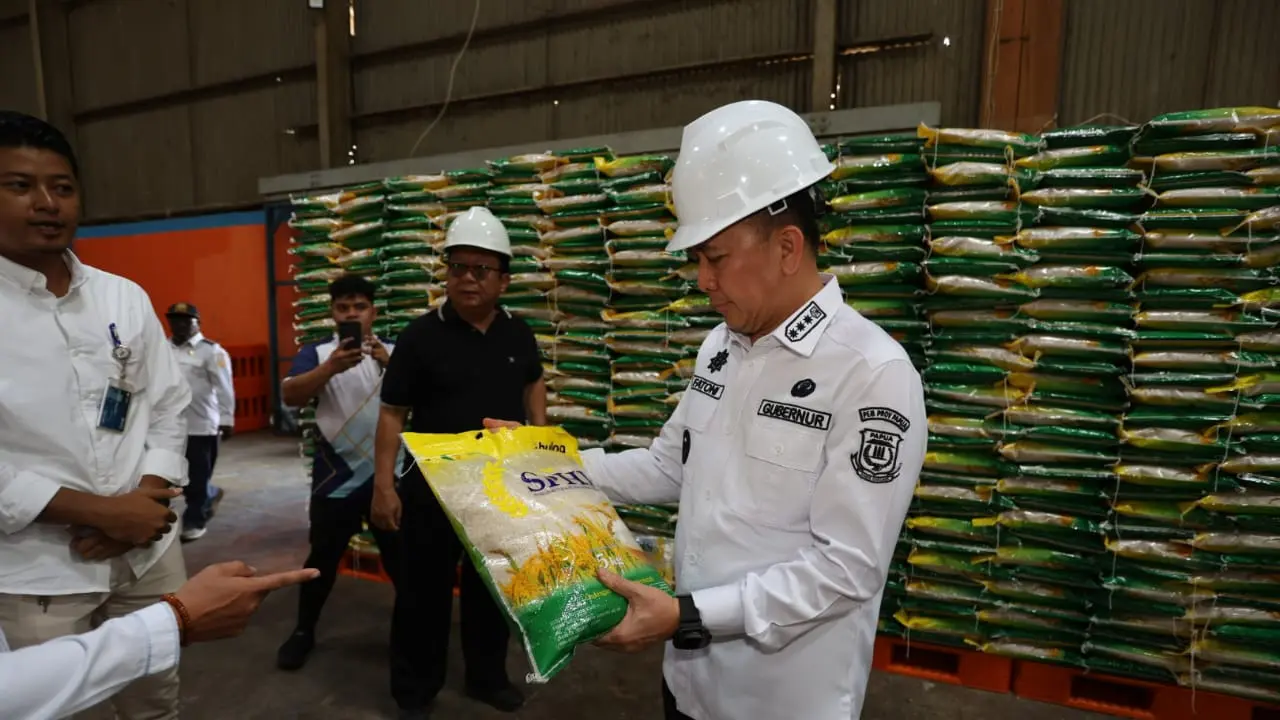 Penjabat (Pj) Gubernur Papua Agus Fatoni memastikan stok beras di Papua aman hingga empat bulan ke depan (Istimewa)
