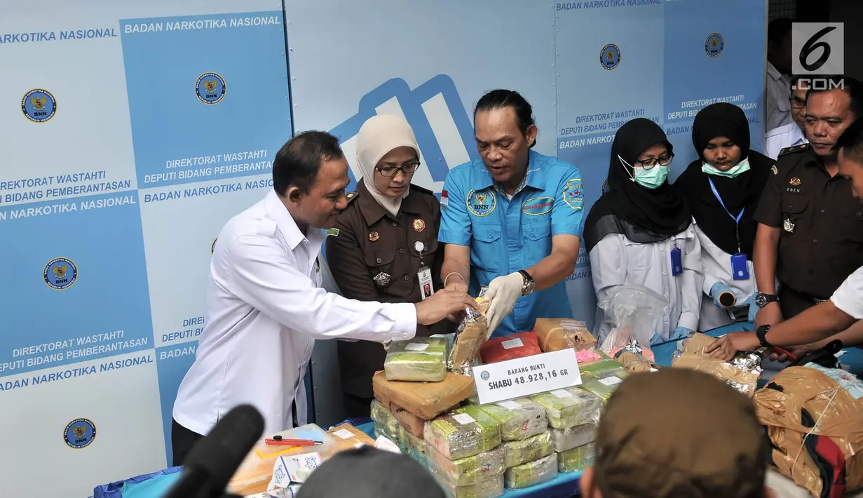 Kepalan Badan Narkotika Nasional (BNN) Heru Winarko didampingi Deputi Bidang Pemberantasan BNN Arman Depari menunjukkan barang bukti narkoba sebelum pemusnahan di Kantor BNN, Jakarta, Senin (10/12). (Merdeka.com/Iqbal Nugroho)
