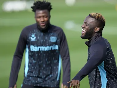 Pemain Bayer Leverkusen, Victor Boniface, tertawa saat sesi latihan jelang laga melawan AC Milan pada laga Liga Champions. (AP Photo/Martin Meissner)