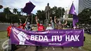 Massa Aliansi Jurnalis Independen membentangkan spanduk saat melakukan aksi di Jakarta, Selasa (3/5). Aksi tersebut diadakan dalam rangka peringatan World Press Freedom Day 2016. (Liputan6.com/Immanuel Antonius)