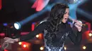 Penampilan Shiha Zikir asal Malaysia dalam Grand Final D'Academy Asia 2015 di Studio 5 Indosiar, Jakarta, Senin (28/12). Malam puncak grand final D'Academy Asia akan digelar pada 29 Desember malam. (Liputan6.com/Herman Zakharia)