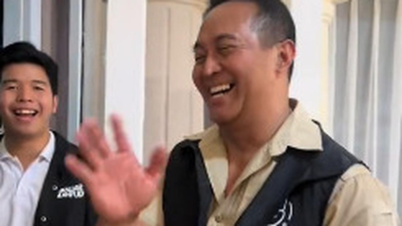 "Dadah," ujarnya yang langsung membuat Andika melambaikan tangan sembari tertawa. <br>