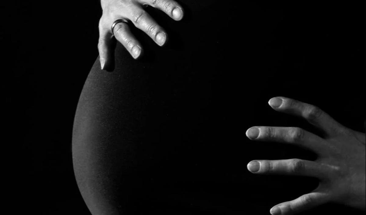"Wanita hamil usia 40 tahun menghadapi berbagai resiko keguguran dan cacat lahir, atau akan mengalami anomali kromosom seperti down syndrome," ucap Karen Thies, DO, seorang Health Care Obstetrician di MU Health.