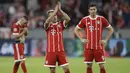 Para pemain Bayern tertunduk lesu usai kalah dari Real Madrid pada leg pertama semfinal Liga Champions di Allianz Arena, Munich, (25/4/2018). Real Madrid menang 2-1. (AP/Matthias Schrader)