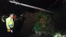 Hujan deras di wilayah Cianjur menyebabkan longsor di jalur Puncak Desa Cibeureum, Cianjur, Rabu (13/1/2016). Akibat longsor tersebut kendaraan yang akan menuju Cianjur atau Bandung dialihkan melalui Sukabumi atau Jonggol. (Twitter/@Sosmed_Info)