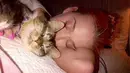 Bikin gemas! Ini saat Katy Perry tidur bersama dengan kucingnya. (HollywoodLife)