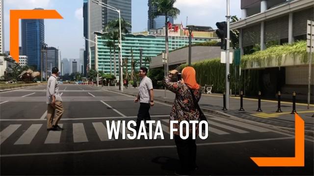 Suasana sekitar Bundaran HI, Thamrin menuju Bawaslu tampak sepi usai Aksi Tolak Pemilu 22 Mei kemarin. Terdapat beberapa pejalan kaki yang kebanyakan adalah pekerja kantoran.